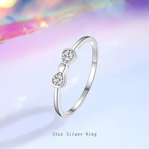 Delicato anello a fiocco in argento sterling S925 con scintillanti zirconi