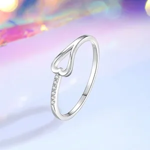 Anello cuore in argento sterling S925 lucido con accenti di zirconi scintillanti