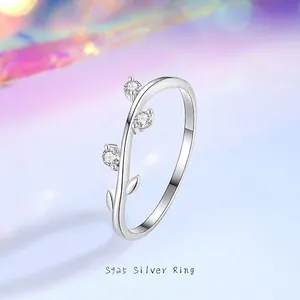 Anello a foglia in argento sterling S925 con tre zirconi visto da un angolo di 45 gradi