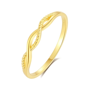 Minimalistischer S925 Sterlingsilber Kordelring in Goldoptik auf weißem Hintergrund