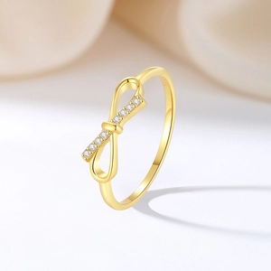 Bague élégante en argent S925 avec nœud et oxydes de zirconium en finition dorée