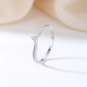 Eleganter S925 Sterlingsilber V-Ring mit einem funkelnden Solitär-Zirkonia-Stein