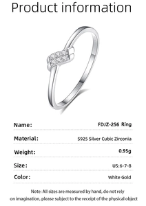 Détail macro de bague en argent S925 avec double rangée de zircons en or blanc