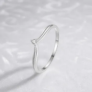 Bague minimaliste en argent sterling S925 en forme de V avec un seul diamant solitaire