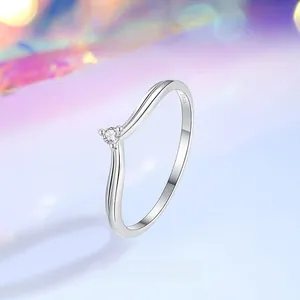 Anello minimalista in argento sterling S925 a forma di V con un singolo diamante solitario