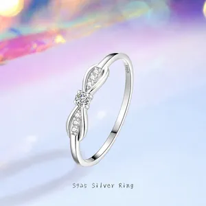 Élégante bague nœud en argent sterling S925 avec diamants pavés étincelants pour femme