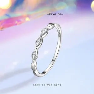 Bague vague minimaliste en argent sterling S925 avec zircons sur fond dégradé onirique
