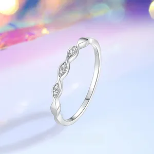 Anello a onda minimalista in argento sterling S925 con zirconi su uno sfondo sfumato
