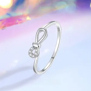 Elegante anello a fiocco in argento 925 con zirconi micro-pavé su una fascia sottile