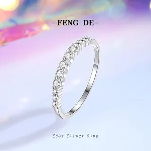 Anello minimalista in argento sterling S925 con sette pietre di zircone cubico rotonde