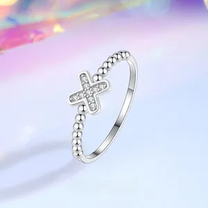 Anello elegante in argento sterling S925 con ciondolo a croce e zirconi scintillanti
