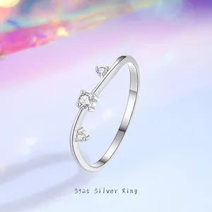 Elegante anello in argento sterling S925 con tre zirconi su uno sfondo sfumato