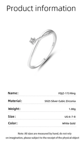 Dettaglio dell'anello in argento sterling S925 con design a braccio incrociato e zircone