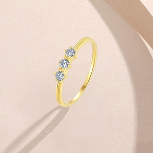 Elegant gold S925 silver ring featuring three round zircons and beaded edge details