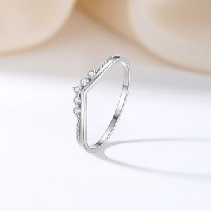 Elegant S925 sterling silver V-shape crown ring with sparkling zircon stones