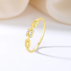 Minimalist S925 sterling silver chain ring with pavé zircon in elegant gold finish