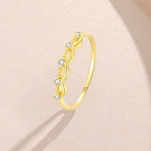 Elegant S925 sterling silver gold-plated wavy ring featuring five sparkling round zirconias