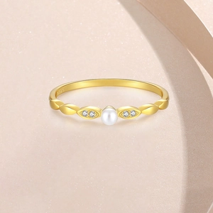 Retro Ring aus S925 Silber vergoldet mit eleganter Perle und feinen Mikro-Diamanten