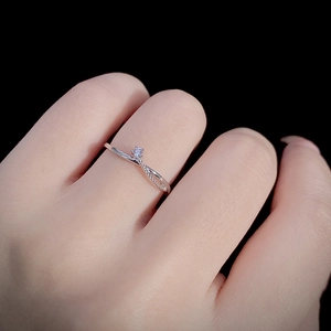 Anello minimalista in argento sterling S925 intrecciato con un diamante brillante