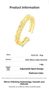 Détail d'une bague ajustable triple couche en argent S925 avec zircons cubiques