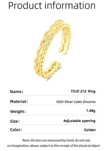 Vue détaillée d'une bague dorée en argent S925 avec couches torsadées et perlées