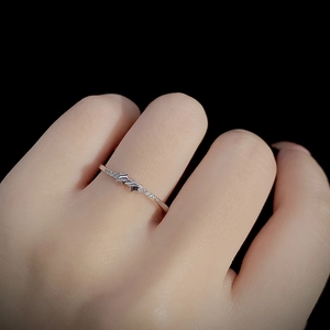 Anello minimalista a stella in argento sterling S925 con zirconi scintillanti su mano di modella