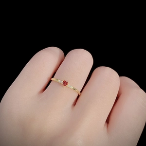 Minimalistische S925 zilveren ring met rood zirkoonhart en gouden afwerking