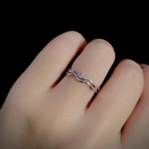 Bague ondulée en argent sterling S925 avec texture irrégulière et gemme centrale