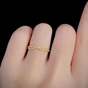 Elegant V-shaped S925 sterling silver ring with gold plating and single round zircon stone