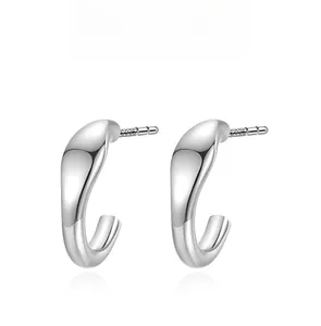 Gros plan de boucles d'oreilles en argent S925 en forme de C avec finition polie et poinçon