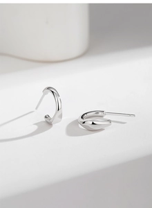 Vue détaillée de boucles d'oreilles en argent S925 poli au design géométrique minimaliste