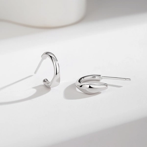 Boucles d'oreilles clous en argent S925 en forme de C avec finition polie miroir et vue latérale