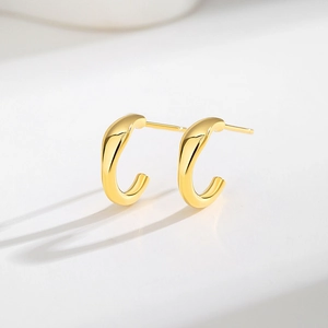 Boucles d'oreilles minimalistes en argent S925 plaqué or en forme de C poli brillant