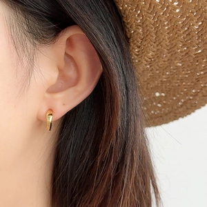 Boucles d'oreilles créoles minimalistes en argent S925 doré portées par un mannequin