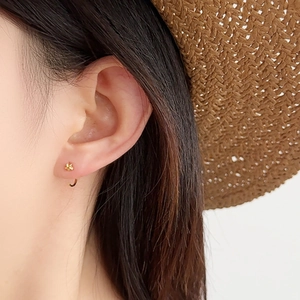 Minimalist S925 sterling silver star-shaped gold earrings worn by model for casual summer style