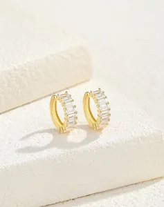 Détail des boucles d'oreilles en argent S925 doré avec zircons sertis en rail