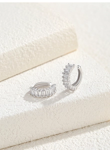 Vue macro de boucles d'oreilles C en argent S925 serties de zircons cubiques baguettes