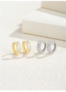 Détails des boucles d'oreilles C-cuff serties de zircons baguettes dorés et argentés