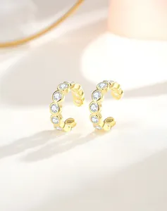 Détail de manchette d'oreille en argent S925 avec zircons sertis au fini doré