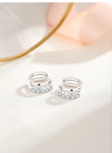 Close-up of S925 silver double-layered ear cuff featuring five sparkling cubic zirconia stones