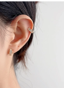 Détail du bijou d'oreille en argent S925 avec zircons incrustés de coupe baguette