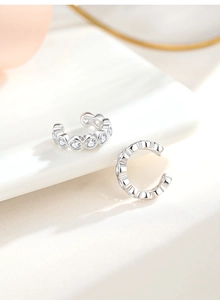 Gros plan du brassard d'oreille en argent S925 en forme de C avec micro-pavé de zircones