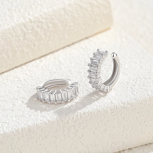 Élégant ear cuff en argent S925 en forme de C avec cristaux brillants taille baguette