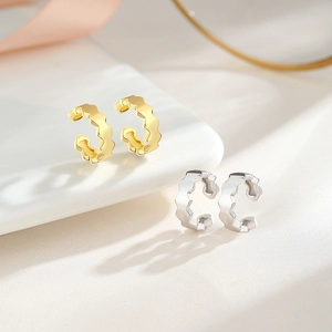 Cuff d'oreilles alvéolé minimaliste en argent S925 or et argent sur plateau céramique