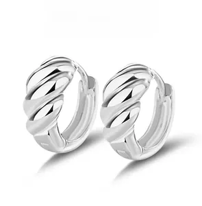 Détail des boucles d'oreilles créoles torsadées en argent S925 avec finition polie