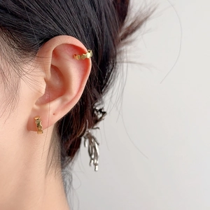 Ensemble de boucles d'oreilles et manchette alvéolée en argent S925 fini doré poli