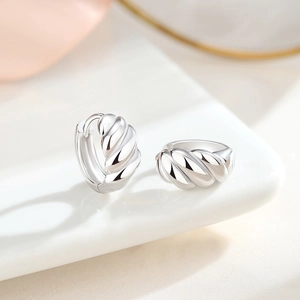 Boucles d'oreilles créoles torsadées en argent S925 avec design croissant poli