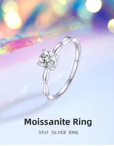Nahaufnahme des S925 Sterlingsilberrings mit vierzackigem Moissanit und gedrehtem Band