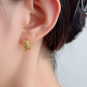 Boucles d'oreilles créoles S925 en argent doré avec design torsadé style croissant chic