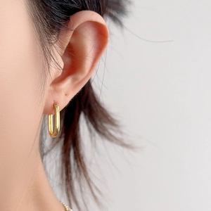 Minimalist S925 silver U-shaped earrings in gold with a sleek mirror finish on model